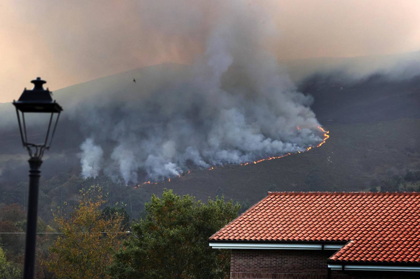 Fotos: Imágenes del incendio de Mazcuerras, este viernes por la mañana