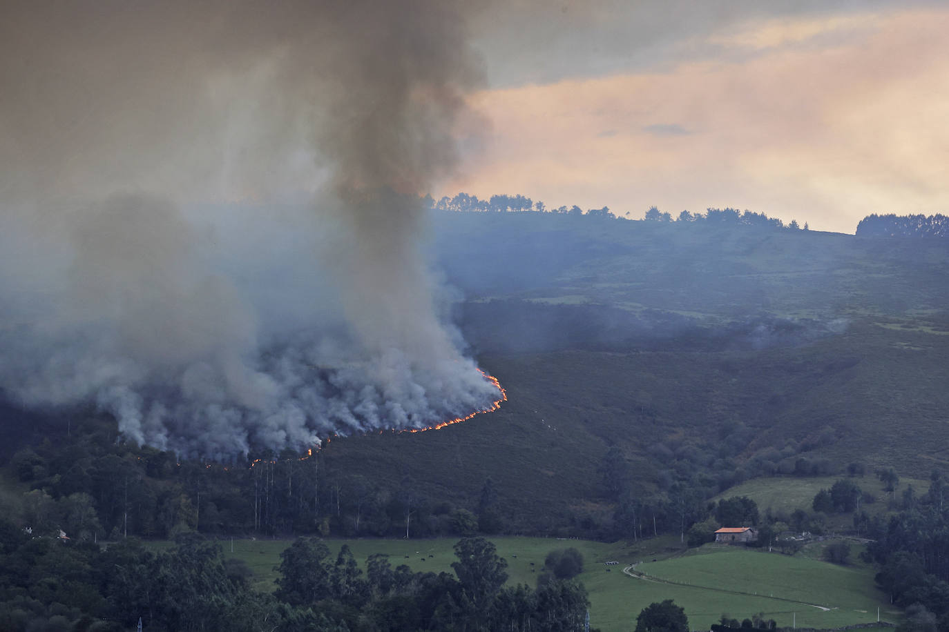 Fotos: Imágenes del incendio de Mazcuerras, este viernes por la mañana