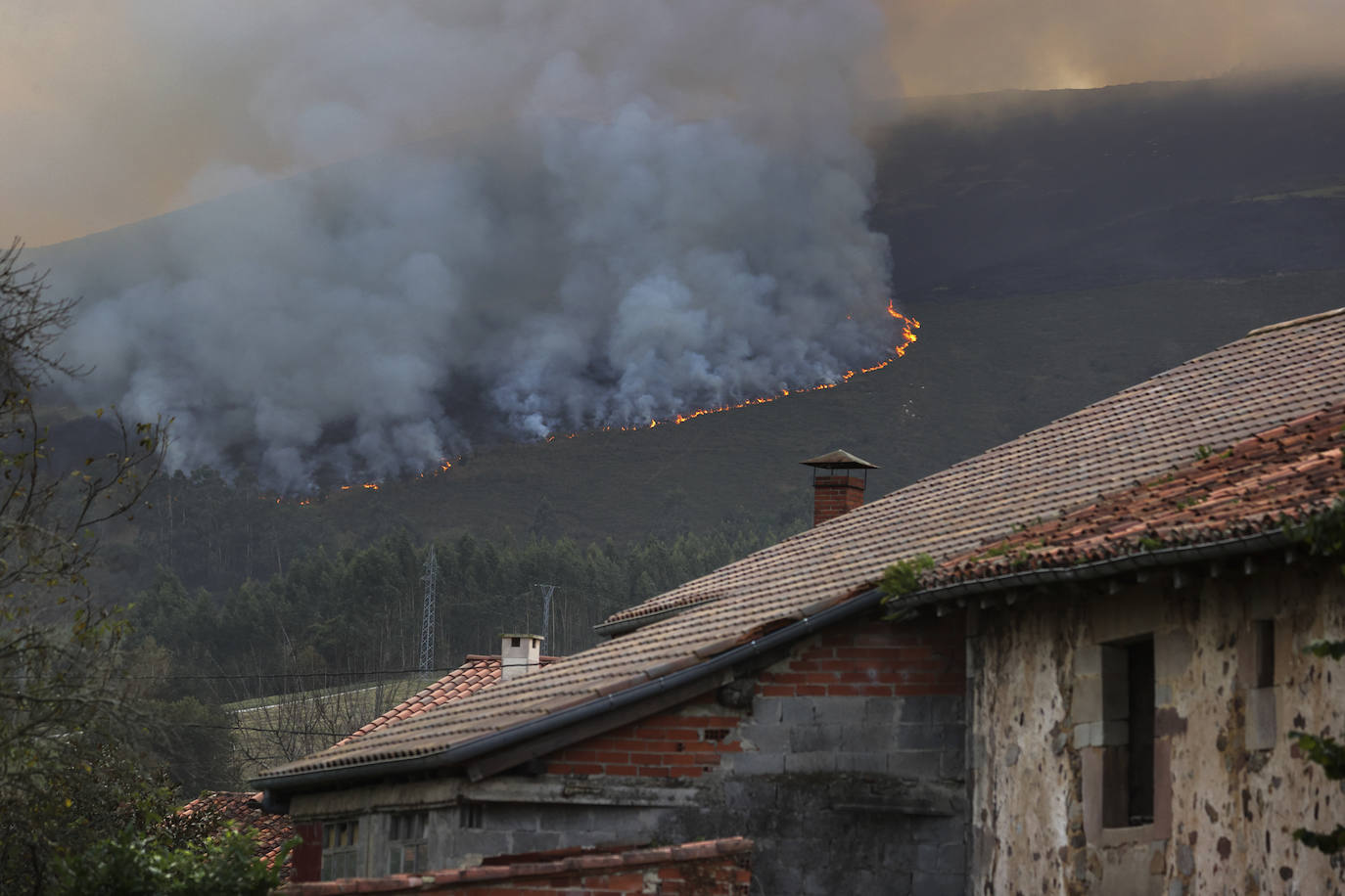 Fotos: Imágenes del incendio de Mazcuerras, este viernes por la mañana