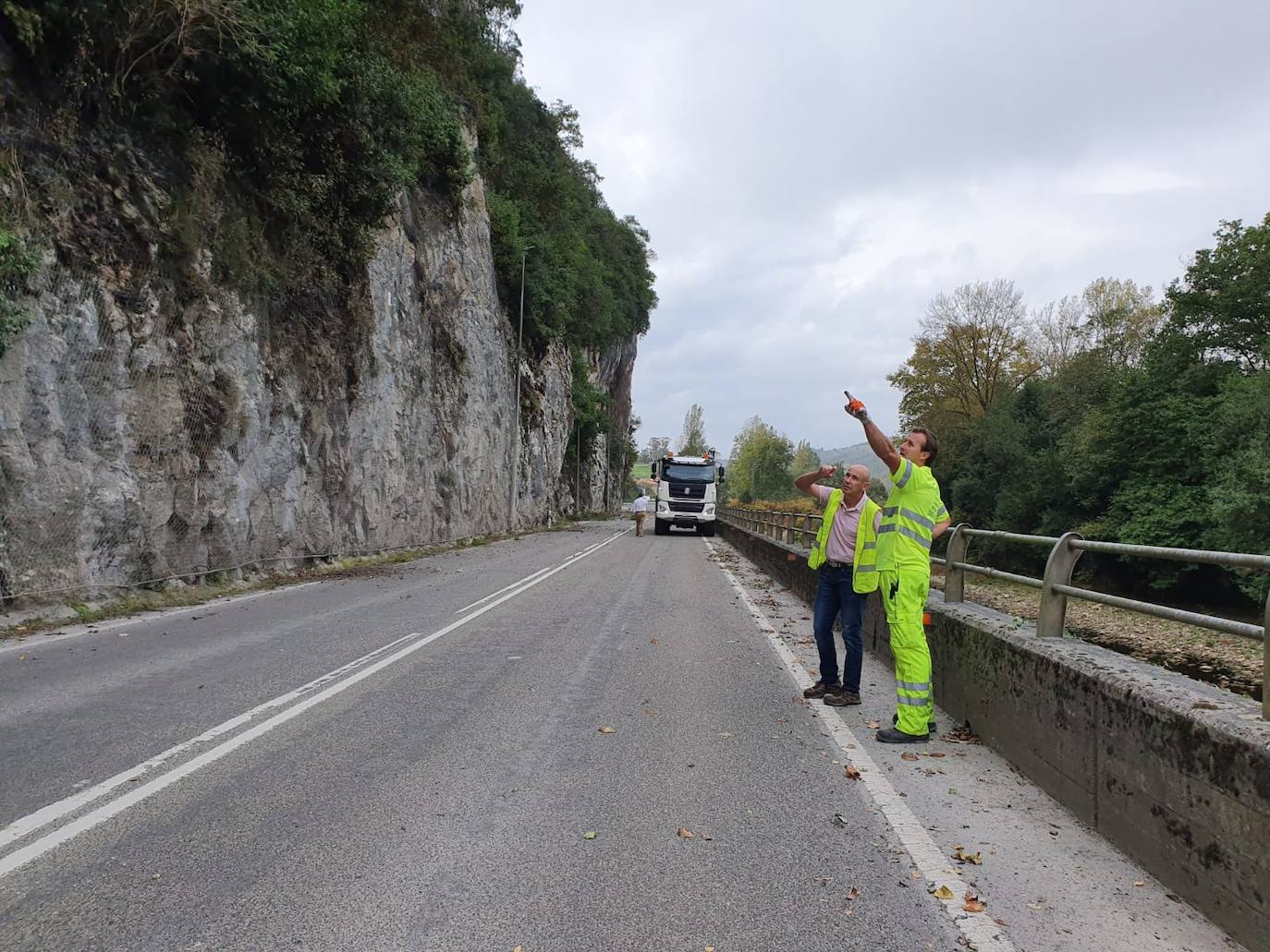 Fotos: Técnicos del Mitma evalúan el riesgo de la carretera N-634 antes de decidir reabrirla