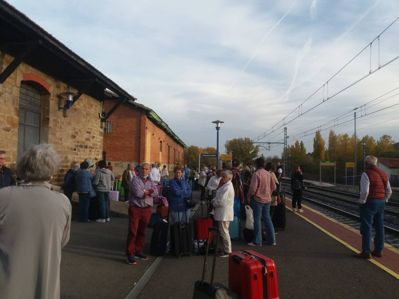 Los pasajeros del Alvia esperan en la vía de Aguilar de Campoo tras llegar poco antes de las diez de la mañana a la estación.