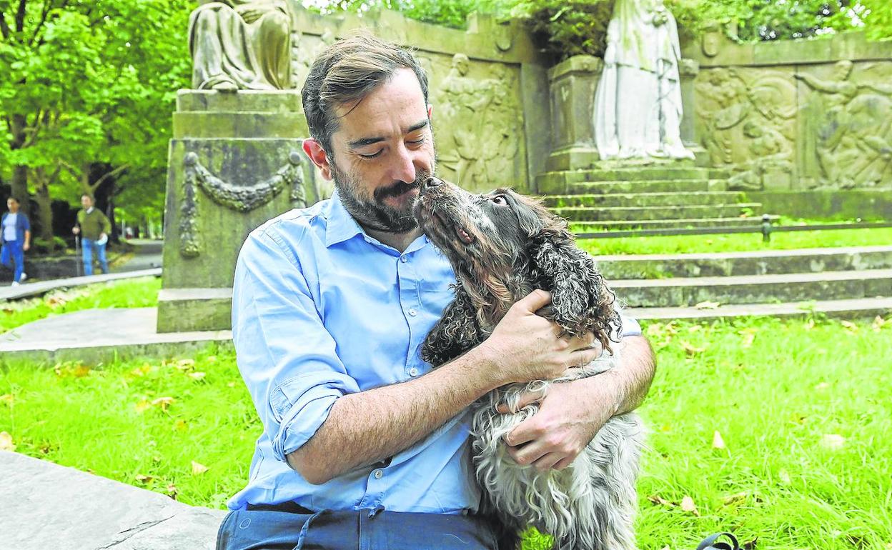 El dibujante Álvaro Martínez posa en el parque Araba de San Sebastián con Melmac, 'Mel', que le mira con devoción.