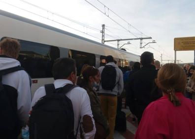 Imagen secundaria 1 - Los pasajeros del Alvia procedente de Madrid se bajan del tren en Aguilar de Campoo para llegar hasta Santander en autobús. En ese mismo convoy se han montado los viajeros que partieron a primera hora desde la capital cántabra para llegar ahora hasta Madrid.