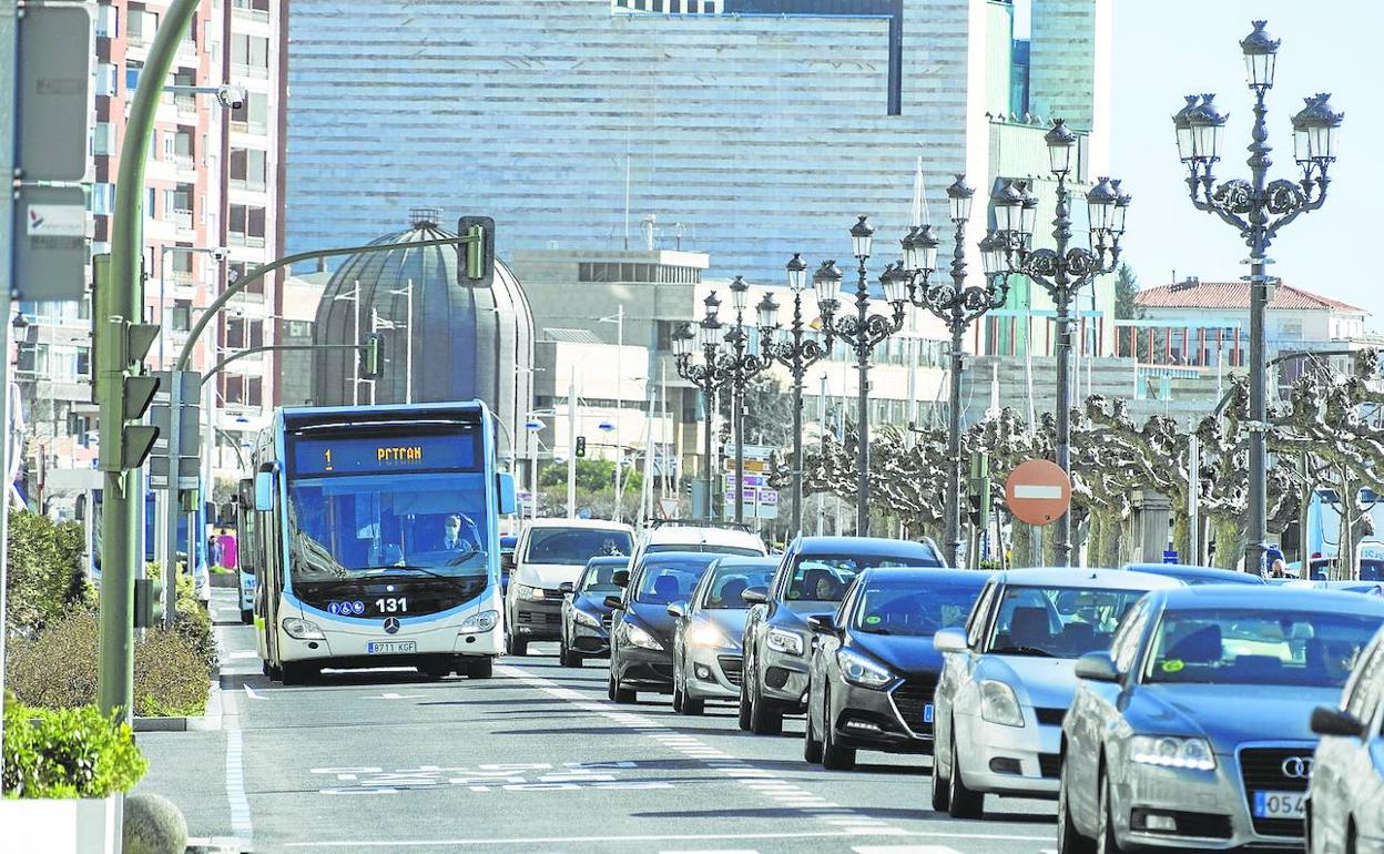 Un autobús de la línea 1 por el Paseo de Pereda. 