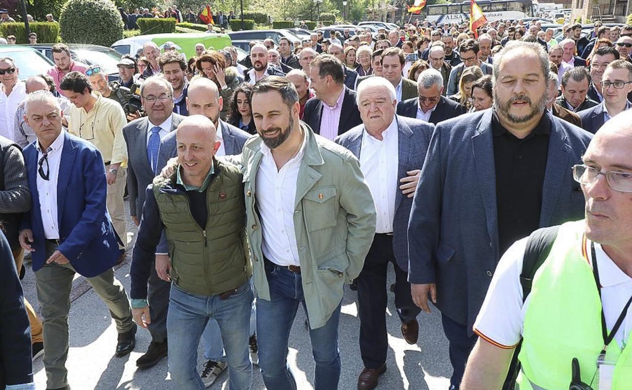 Ricardo Garrudo, hasta ahora líder de Vox en Cantabria, junto a Santiago Abascal en un acto del partido. 