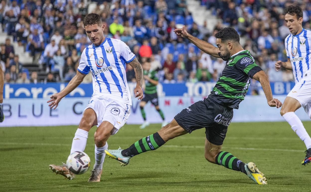 Rubén Alves, convertido en un fijo en la dupla de centrales, trata de cortar un pase en el partido del sábado contra el Leganés