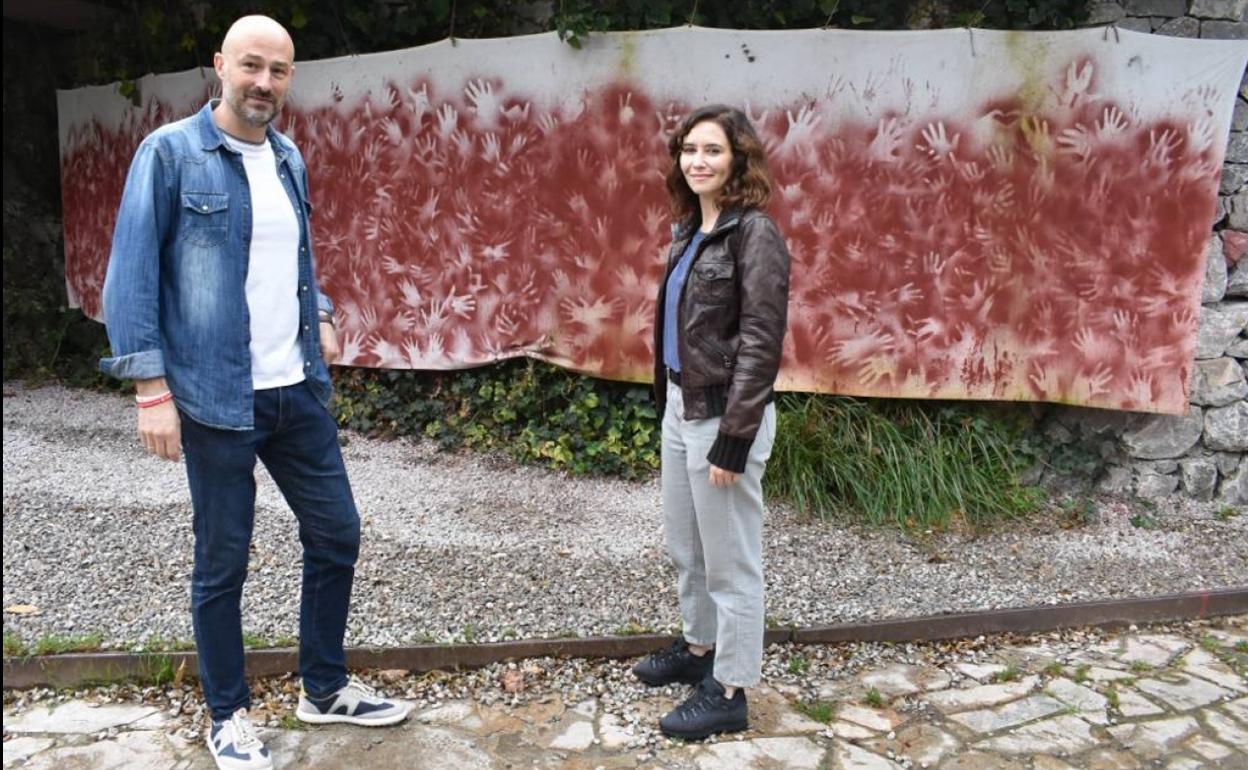 Díaz Ayuso y Óscar Villegas en el panel de las manos, el acceso a la cueva del Castillo.