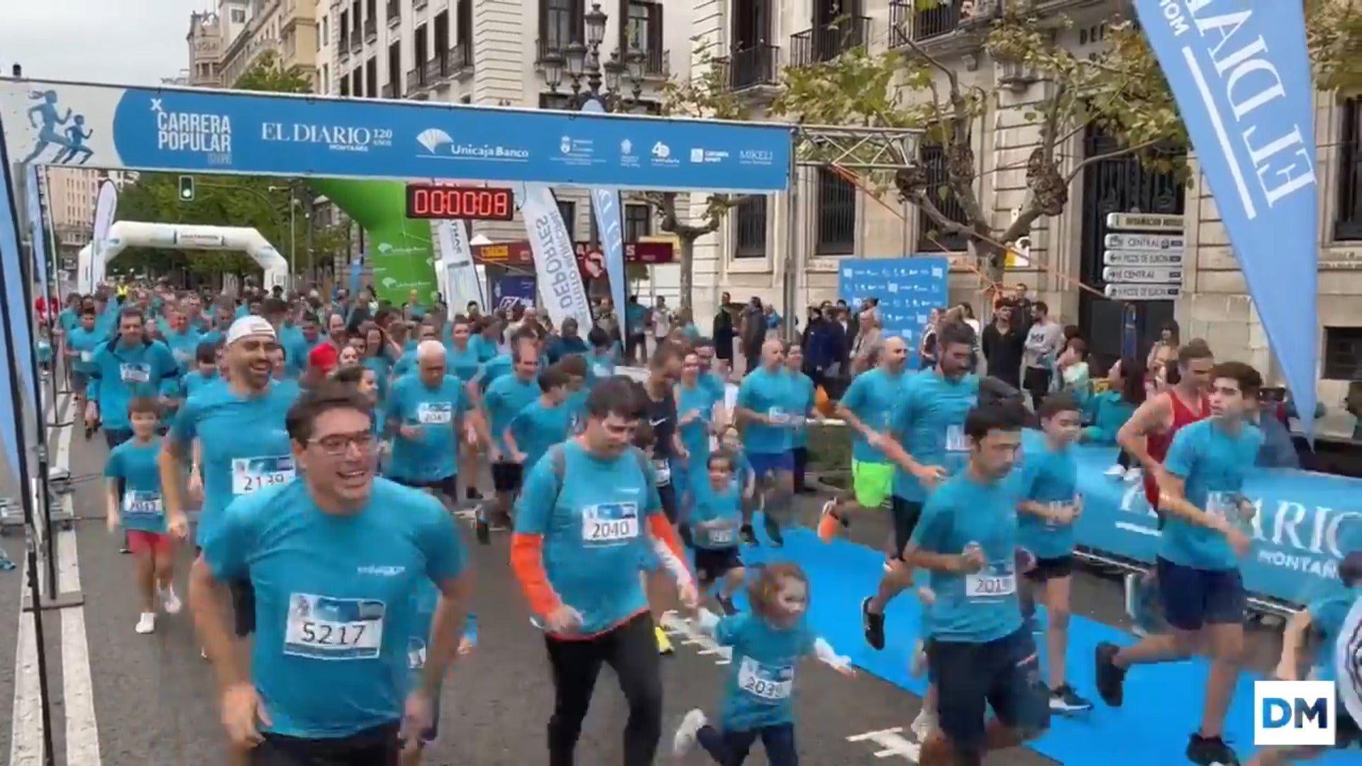 La marea azul de la Carrera Popular El Diario Montañes vuelve a las calles