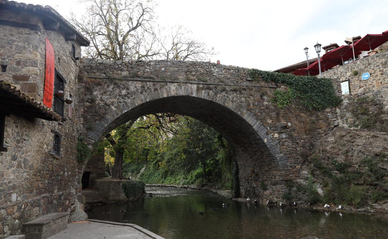 El puente de San Cayetano, desde el paseo fluvial de Potes. 