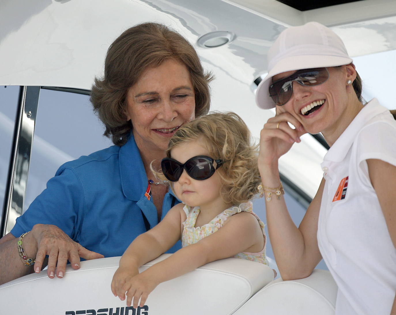 La infanta Leonor, con gafas de sol, junto a su madre, y su abuela, la reina Sofía, en la segunda etapa de la Copa del Rey de vela en aguas de Palma de Mallorca, en julio de 2007.