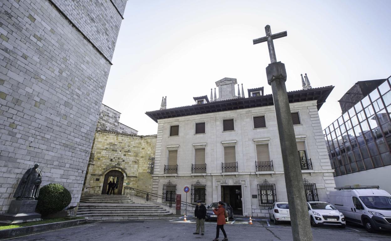 Sede del Obispado de Santander junto a la catedral, antiguamente abadía de los Santos Emeterio y Celedonio. 