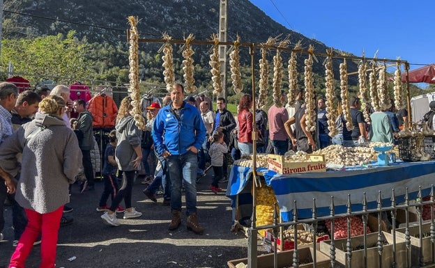 Imagen principal - Animado ambiente tanto en el mercado como en la feria y los bares de Arredondo este martes 