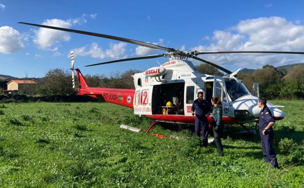 El helicóptero del 112 en la zona donde sus efectivos han recogido a la herida.