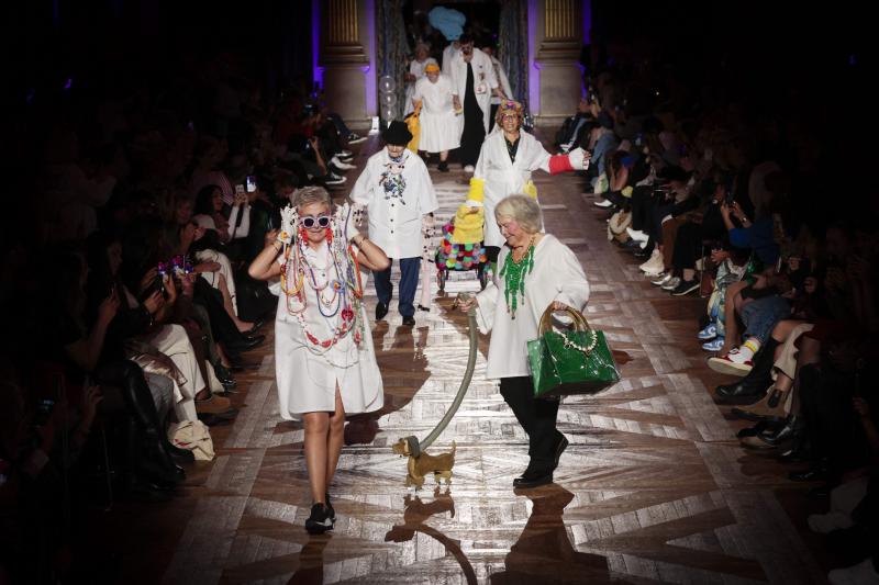 La belleza no tiene edad y con este lema, los estudiantes de la exuela de moda LISAA han organizado una pasarela con jubiladas para mostrar sus creaciones en París. Que tiemblen las tops...