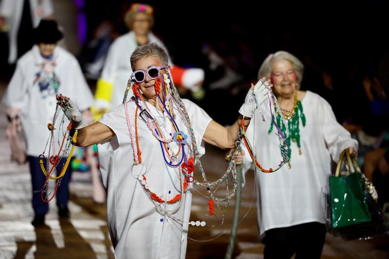 La belleza no tiene edad y con este lema, los estudiantes de la exuela de moda LISAA han organizado una pasarela con jubiladas para mostrar sus creaciones en París. Que tiemblen las tops...