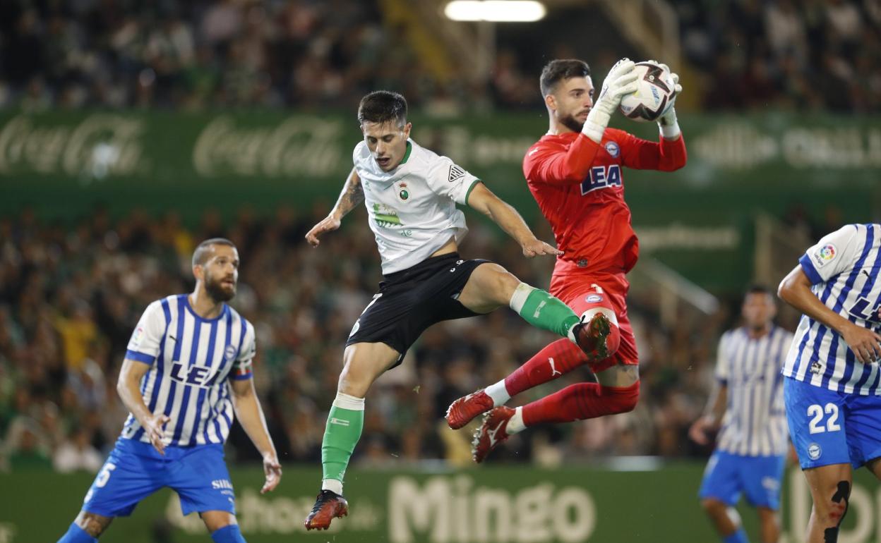 Alfon intenta disputar el balón con el portero del Alavés. 