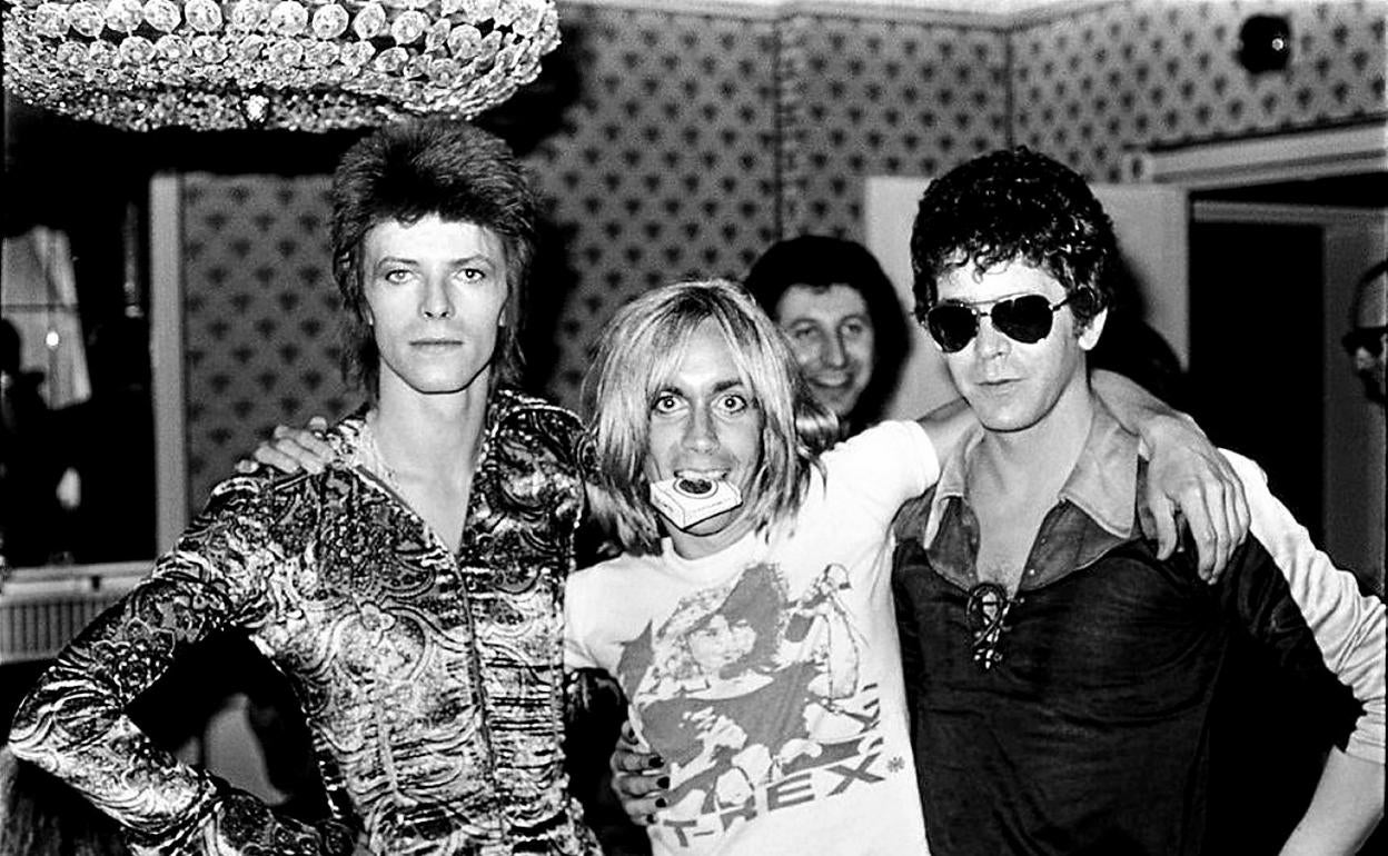 David Bowie, Lou Reed e Iggy Pop (con una camiseta de T-Rex) en 1972.