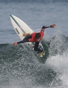 Imagen secundaria 2 - Arriba, la surfista Leticia Canales. Abajo, Garazi Sánchez y Conor Donegan Dos Santos en una maniobra.