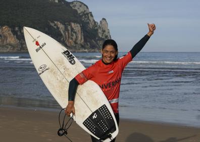 Imagen secundaria 1 - Arriba, la surfista Leticia Canales. Abajo, Garazi Sánchez y Conor Donegan Dos Santos en una maniobra.