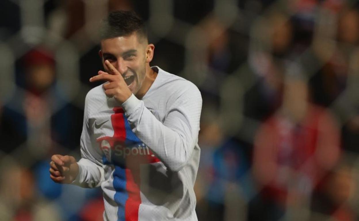 Ferran Torres celebra uno de sus dos goles al Viktoria Pilsen.