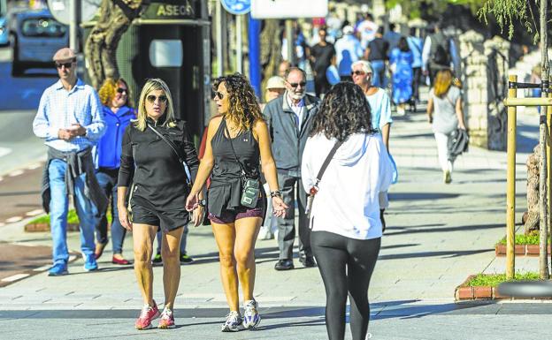 Las temperaturas máximas de 19 grados en Santander llevaron a la gente a pasear en mangas de camisa. 