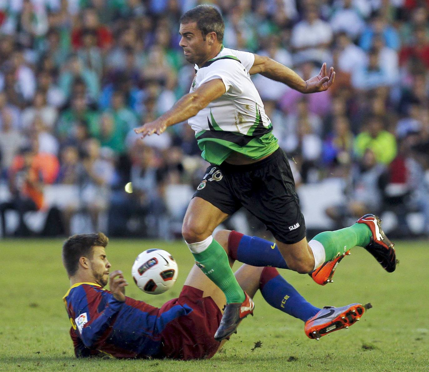 Imagen de agosto de 2010 en la que se ve a Gerard Piqué en una entrada al central del Racing Marc Torrejón.