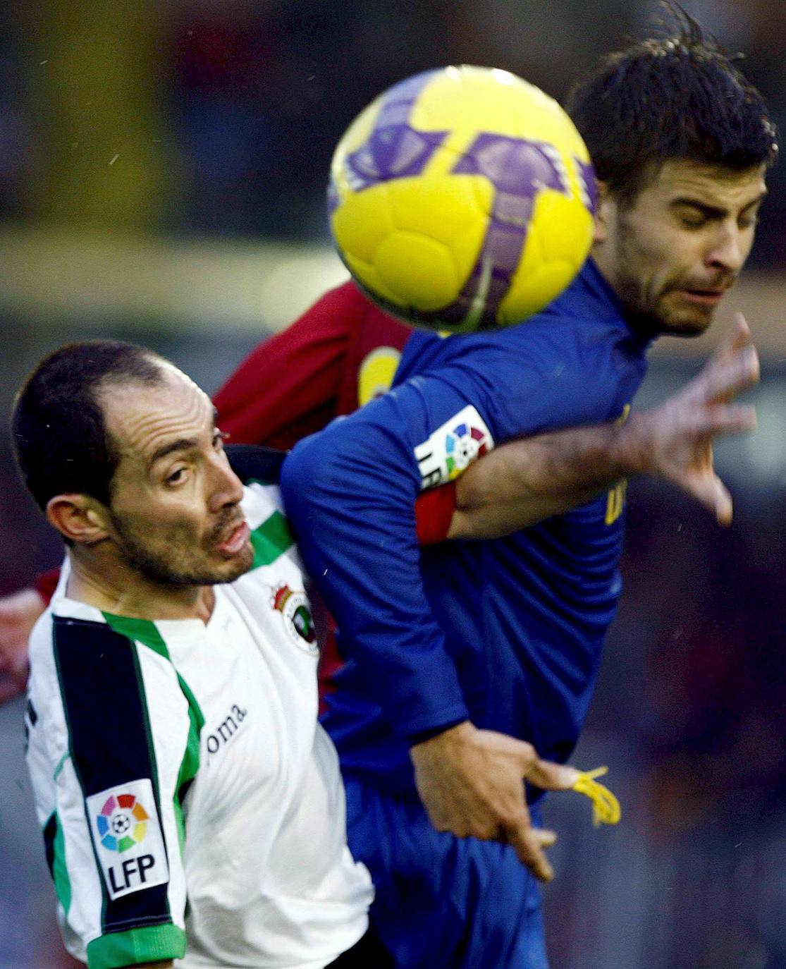 Imagen de febrero de 2009, en la que Pedro Munitis lucha un balón con Gerard Piqué en los Campos de Sport del Sardinero. El partido terminó 1-2. 