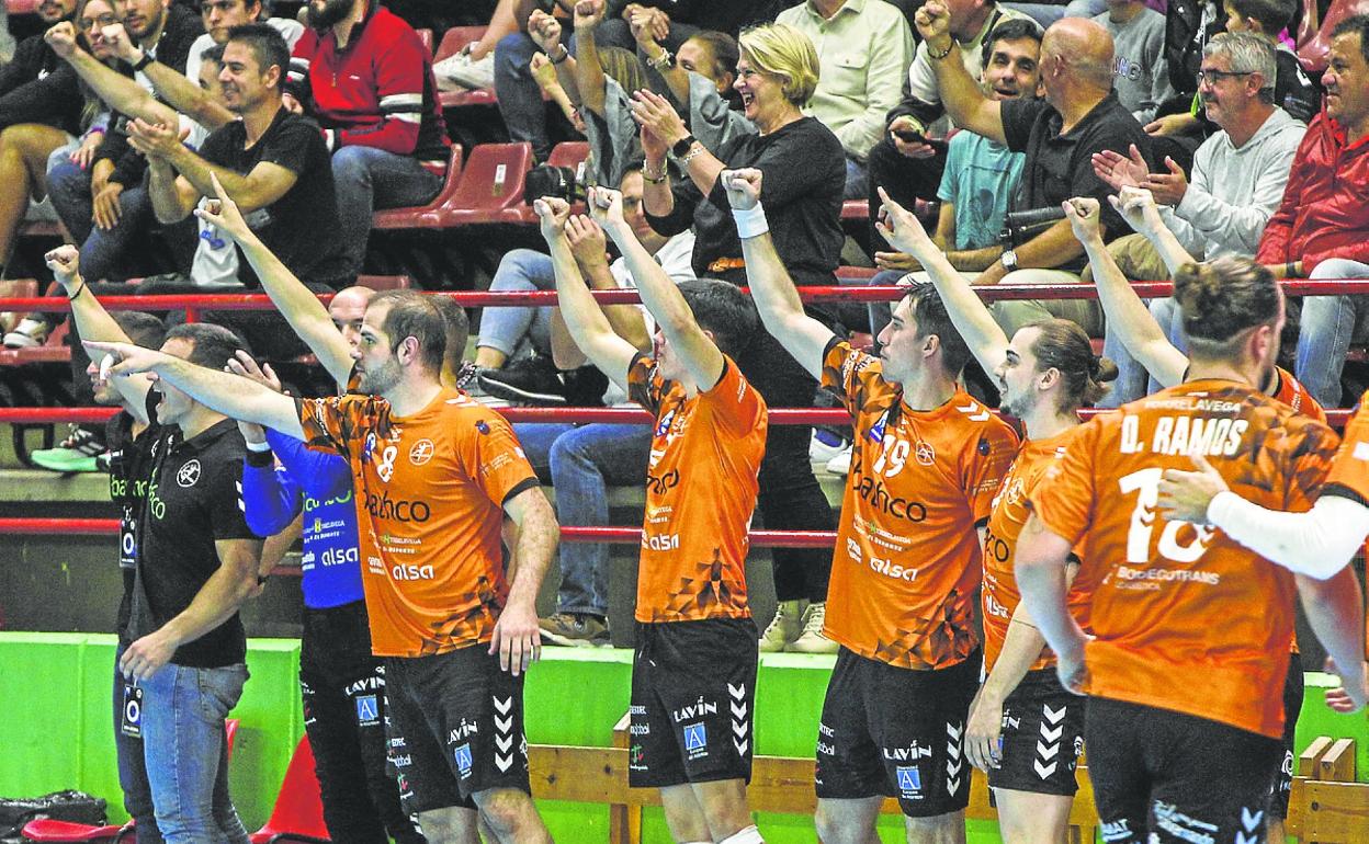 El banquillo del Bathco Torrelavega celebra uno de los goles naranjas en el Vicente Trueba. 