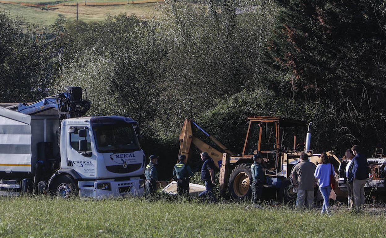 La empresa especializada comienza la retirada de miles de toneladas de chatarra en la finca. 