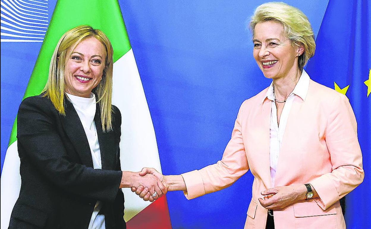 La primera ministra Giorgia Meloni saluda a la presidenta de la Comisión Europea, Ursula von der Leyen. 