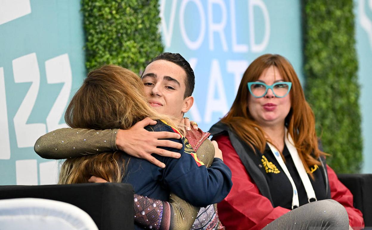 Héctor Díez se abraza a su entrenadora, la cántabra Alexia Rojo, nada más terminar su programa.