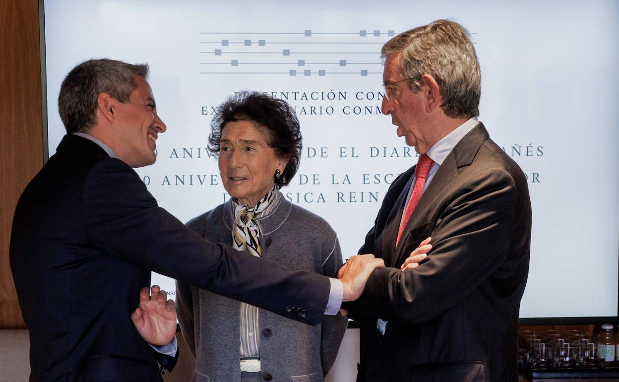 El Vicepresidente del Gobierno de Cantabria, Pablo Zuloaga; la presidenta Fundadora de la Escuela, Paloma O'Shea y el presidente de El Diario Montañés, Luis Revenga, en la presentación del concierto.