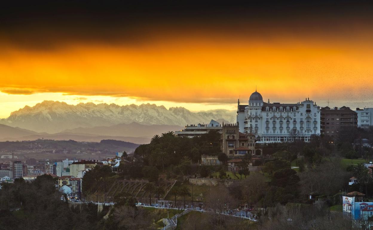 El Hotel Real, en una fotografía al atardecer realizada desde el Palacio de la Magdalena.