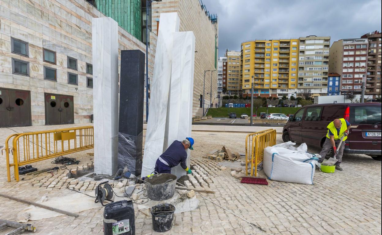 Los trabajos de instalación de la escultura y el acondicionamiento de la zona continuaban ayer en Gamazo. 