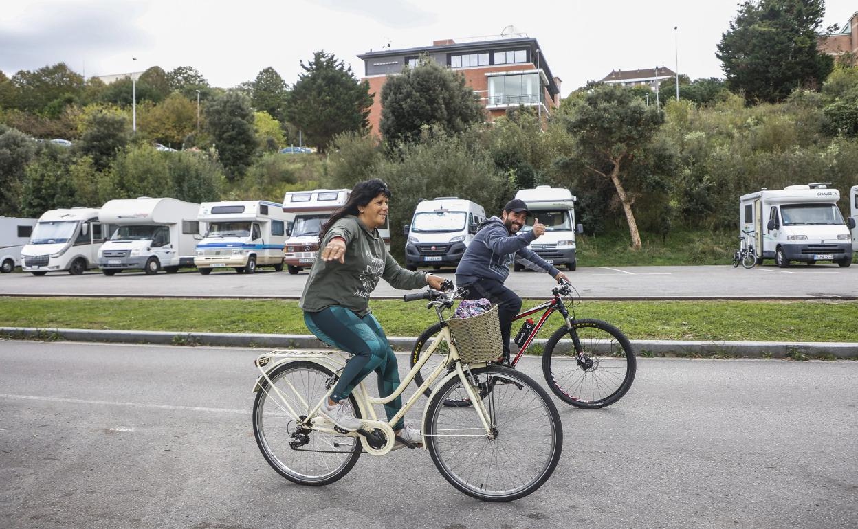 Lourdes y José, listos para recorrer Santander en las bicicletas que siempre llevan en su vehículo. 