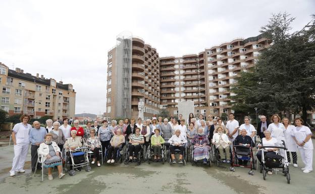 Foto de familia de usuarios y personal del centro.