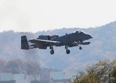 Imagen secundaria 1 - 1. El secretario de Defensa estadounidense, Lloyd Austin, recibe frente a un bombardero B-1 al ministro de Defensa de Corea del Sur, Lee Jong-sup, este miércoles en la base militar en Maryland. 2. Un Growler EA-18 estadounidense participa en las maniobras militares conjuntas entre Washington y Seúl en la península de Corea. 3. Dos Thunderbolt A-10, durante los mismos ejercicios.