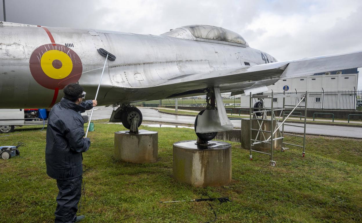 Un operario realiza tareas de limpieza en uno de los aviones. 