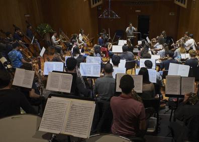 Imagen secundaria 1 - A la izquierda, ensayo de la Orquesta Sinfónica Freixenet, en el Auditorio Sony. A la derecha, el director Andrés Orozco-Estrada.