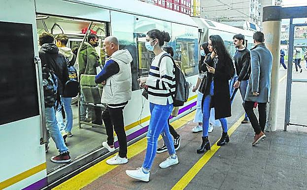 El movimiento en la estación de Torrelavega es constante a primera hora.