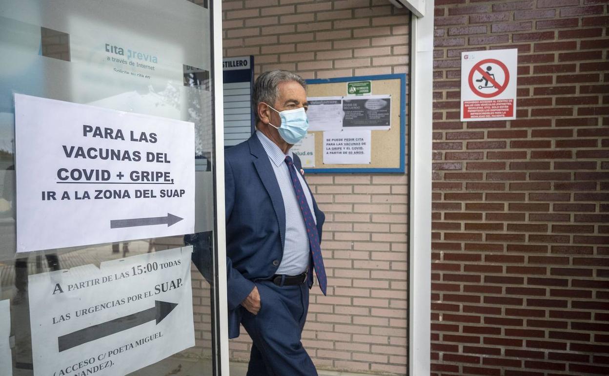 Miguel Ángel Revilla a la salida del centro de salud Astillero.