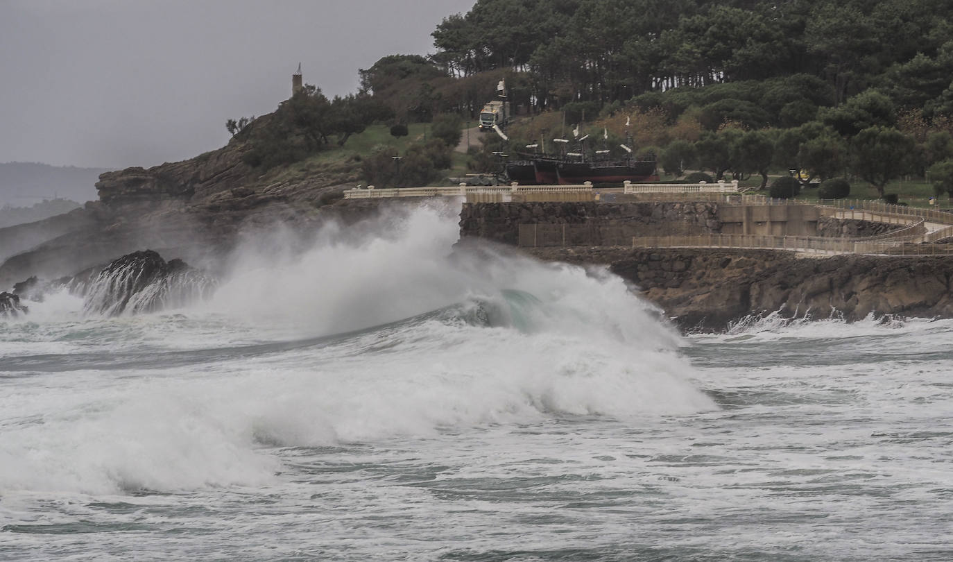 Fotos: Día de viento, lluvia y olas