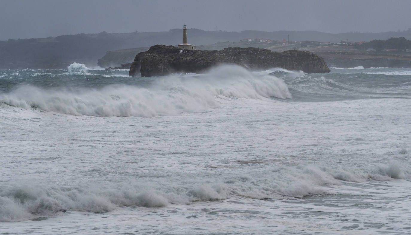 Fotos: Día de viento, lluvia y olas