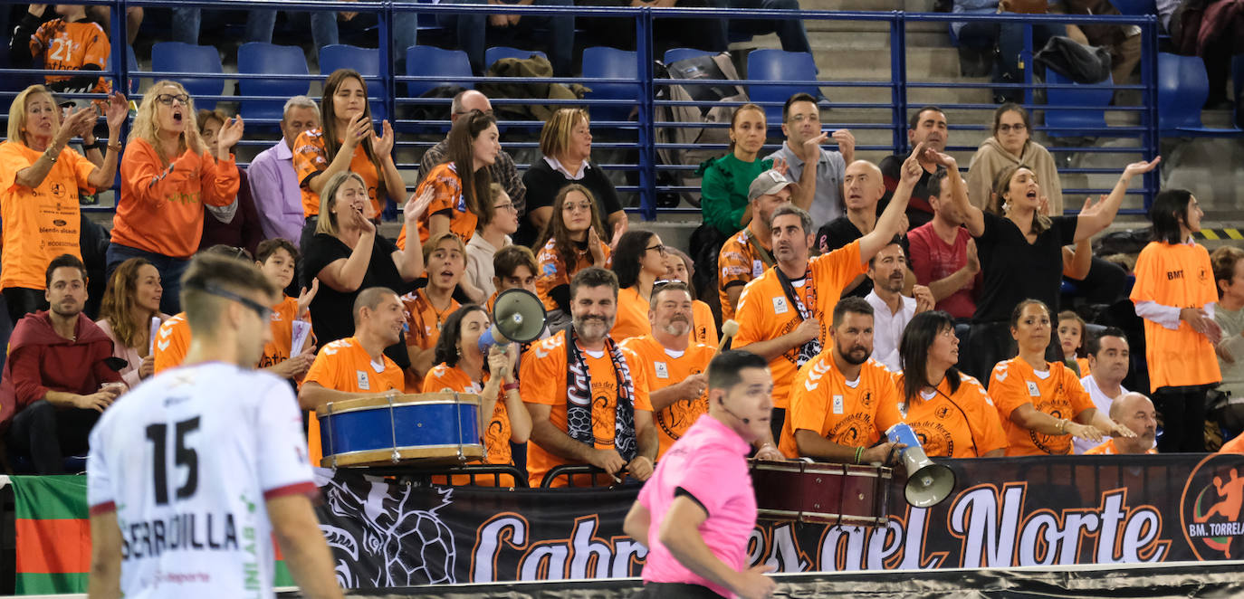 Los naranjas, liderados por Adrián Fernández con doce goles y Mile Mijuskovic bajo los palos, ganan a los franjivinos en un emocionante partido