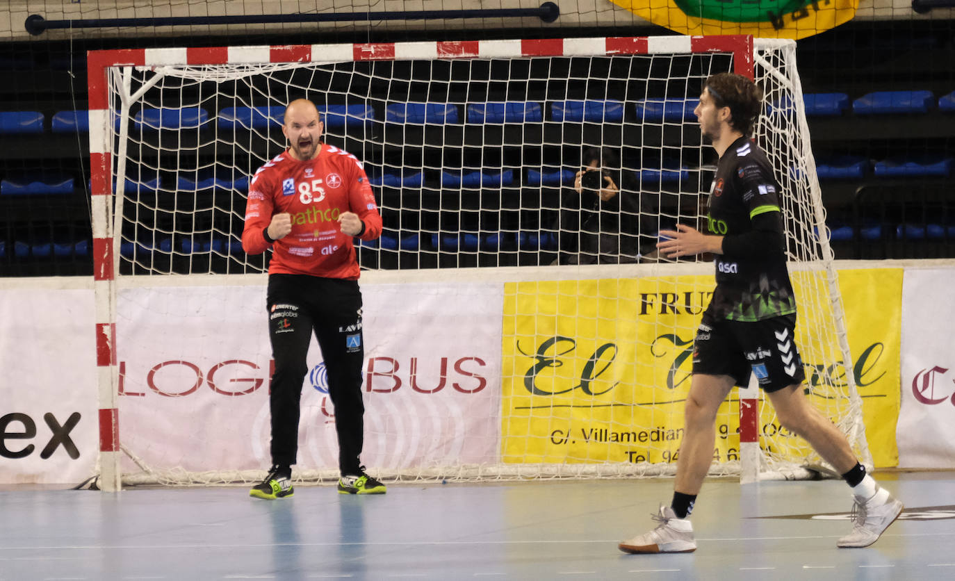 Los naranjas, liderados por Adrián Fernández con doce goles y Mile Mijuskovic bajo los palos, ganan a los franjivinos en un emocionante partido