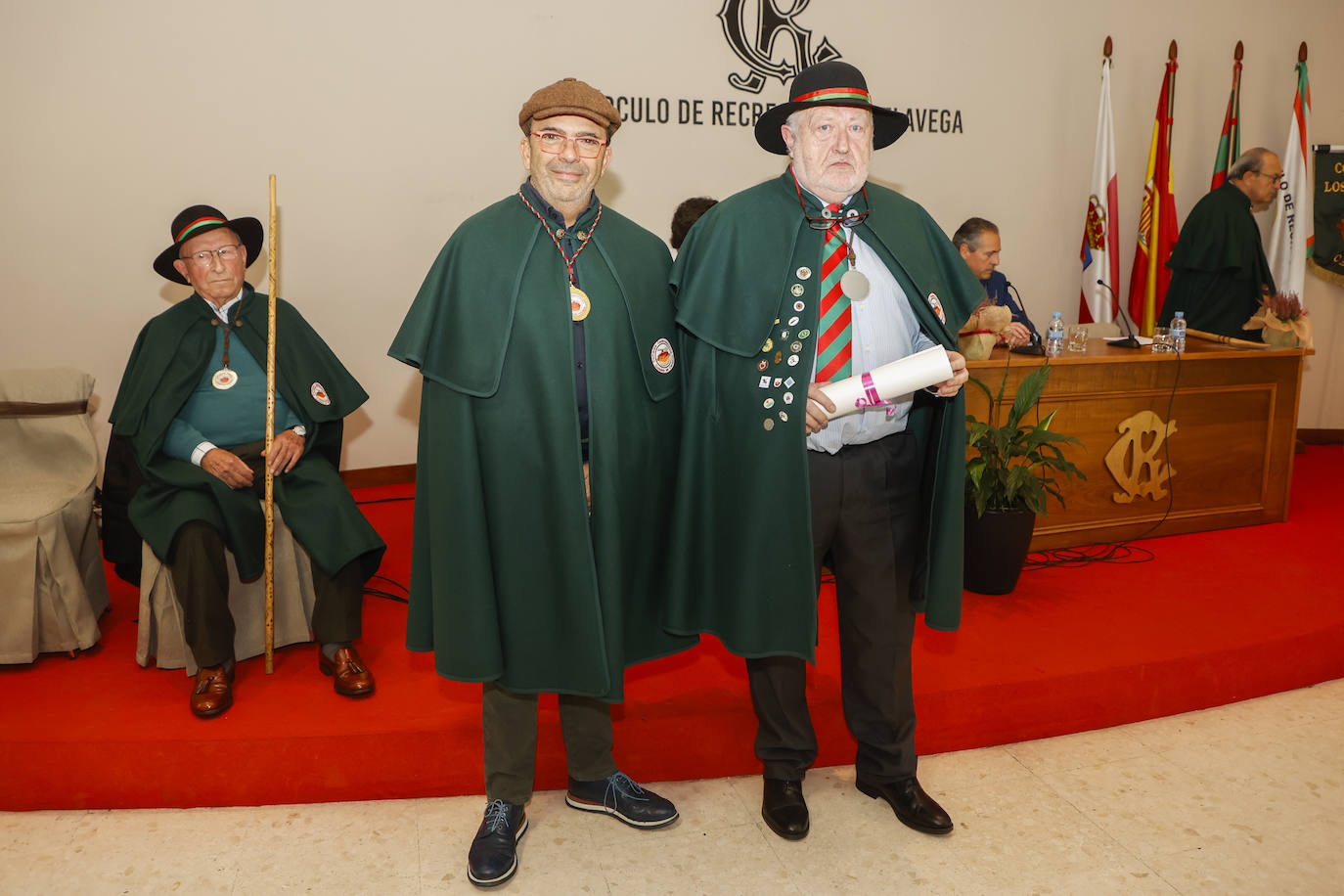 La Cofradía de los Cocidos de Cantabria, que nació y tiene su sede en la capital del Besaya, aprovechó la ocasión para homenajear a los cocineros Jesús Sánchez y Zacarías Puente, y al consejero de Turismo, Javier López Marcano. 