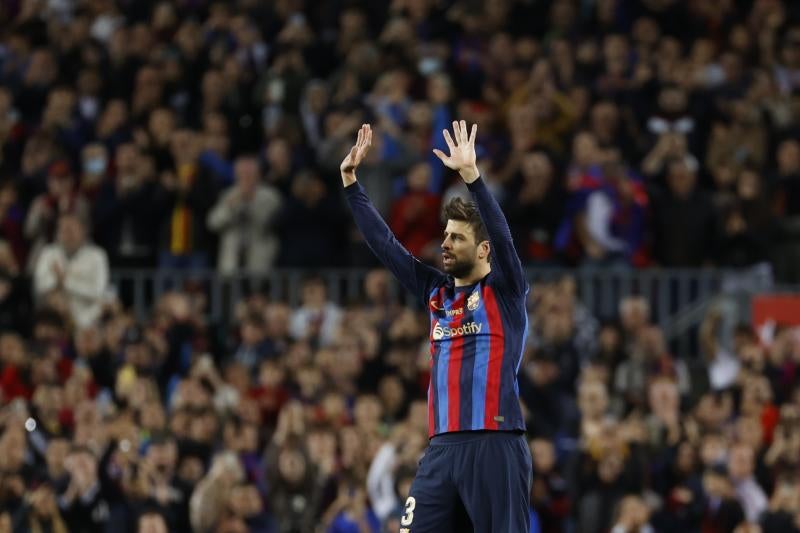 Piqué saluda a la grada durante su sustitución.