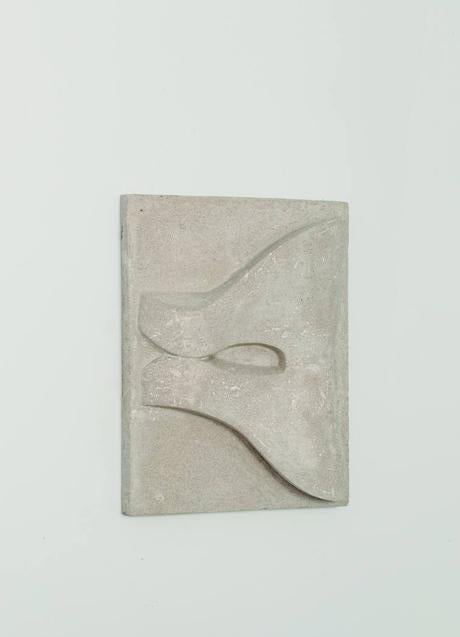 Imagen - Lucía Bayón. 'ese entredós (L.)', 2022. Jesmonite encerado, 26 x 36 cm. Foto: Pablo Gómez-Ogando