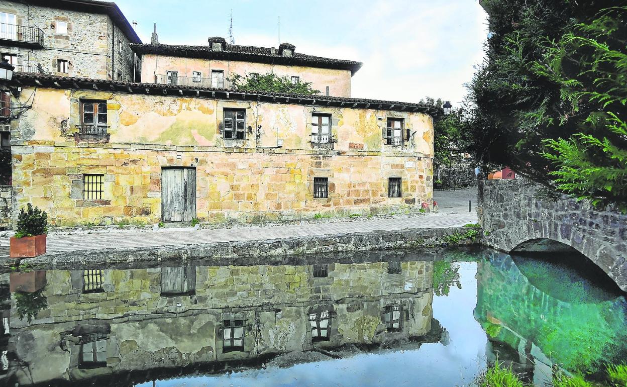 El edificio de la antigua lonja se encuentra en el entorno del Rivero, frente al actual Ayuntamiento de Limpias. 