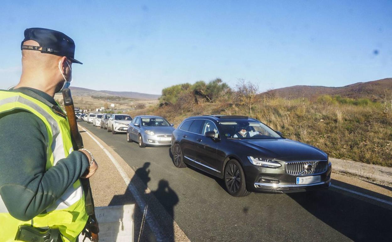 Un agente de la Guardia Civil en un control de tráfico en Cantabria. 